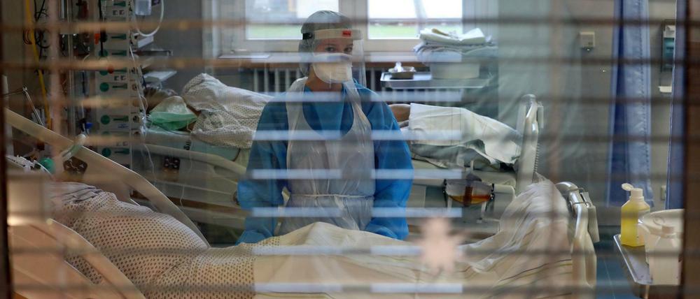 Pflegerin und Covid-Patienten auf einer Intensivstation in Rostock. 