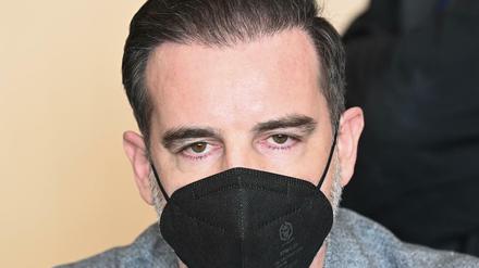 Der angeklagte Christoph Metzelder, ehemaliger Fußball-Nationalspieler, sitzt in einem Saal des Amtsgerichts auf der Anklagebank.