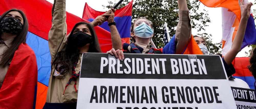 Angehörige der armenischen Diaspora vor der türkischen Botschaft in Washington.