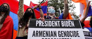 Angehörige der armenischen Diaspora vor der türkischen Botschaft in Washington.