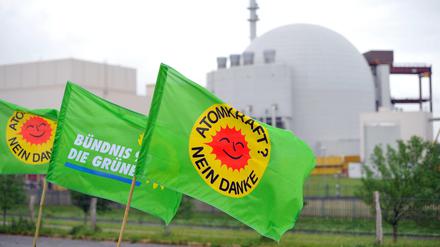 Eine Parteifahne der Grünen vor dem Atomkraftwerk Brokdorf während einer auf dem Deich abgehaltenen Fraktionssitzung der Grünen im schleswig-holsteinischen Landtag. 