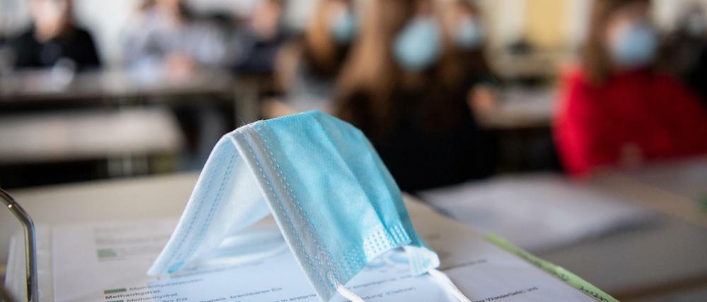 Im Unterricht gelten strenge Regeln. Jeder Schüler muss eine Maske tragen.