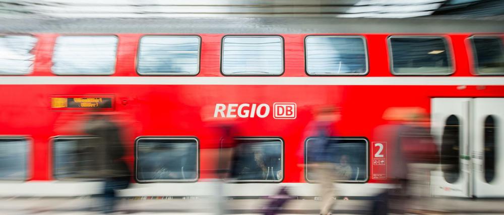 Ein Regionalzug der Deutschen Bahn fährt in den Hauptbahnhof in Berlin ein.