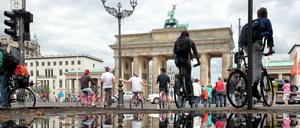 Um Konflikte mit Fußgängern zu vermeiden soll der Radschnellweg zwischen Tiergarten und Hönow nicht durch das Brandenburger Tor führen.