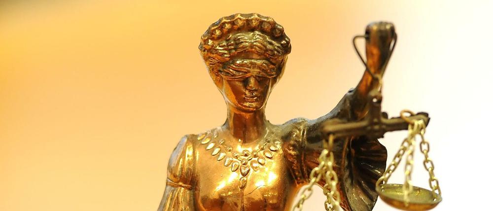 Eine goldfarbene Justitia-Figur: Am Mittwoch wurde ein Finsterwalder Mann wegen Mordes zu lebenslanger Freiheitsstrafe verurteilt.