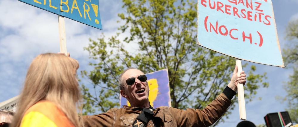 Schon in den vergangenen Jahren zogen Teilnehmer der Satire-Demo durch den Grunewald.
