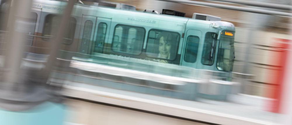 Ein minderjähriger Syrer wurde in einer Tram in Erfurt Opfer eines brutalen rassistischen Angriffs.
