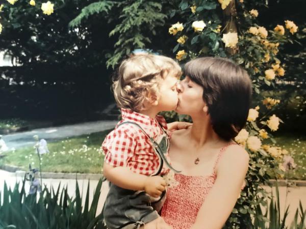 Eines der seltenen Fotos von Christa Kogelboom und ihrer Tochter Esther - meist machte die Mutter die Bilder und war nicht drauf.