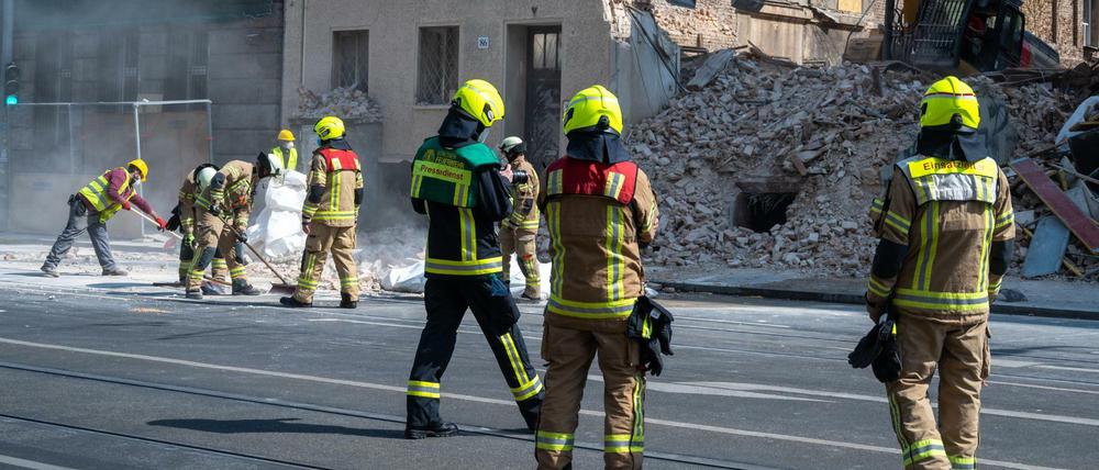 Nachdem ein Baugerüst und ein Teil einer Hausfassade auf die Invalidenstraße gefallen war, räumt die Feuerwehr die Straße wieder frei.