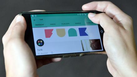 Viele Jugendliche nutzen die App "funk", das multimediale Angebot für Jugendliche von ARD und ZDF. 