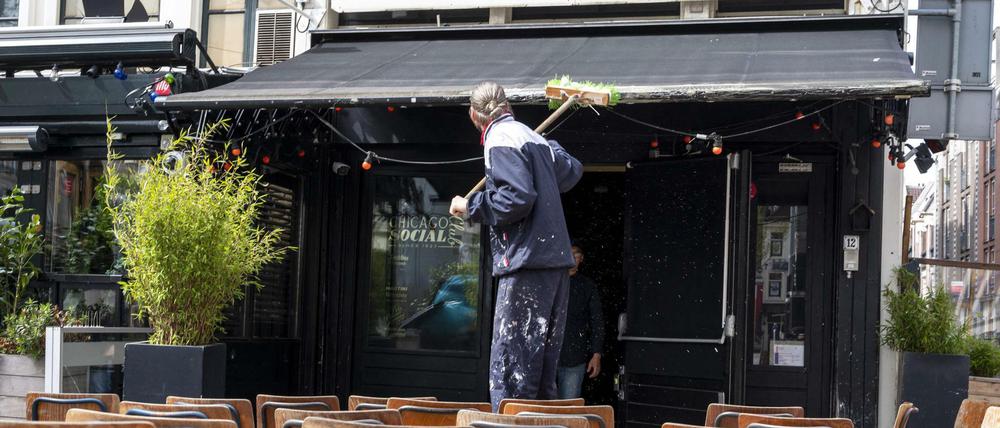Am Mittwoch hat die Außengastronomiee in den Niederlanden wieder geöffnet. Ein Restaurant in Amsterdam bereitet sich vor. 