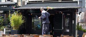 Am Mittwoch hat die Außengastronomiee in den Niederlanden wieder geöffnet. Ein Restaurant in Amsterdam bereitet sich vor. 