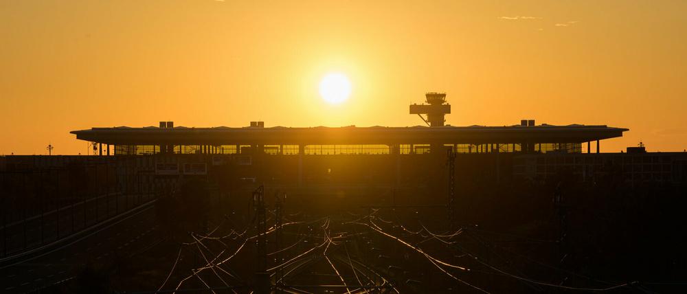 Das Hauptterminal des Flughafens Berlin Brandenburg in der Abendsonne.