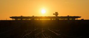 Das Hauptterminal des Flughafens Berlin Brandenburg in der Abendsonne.