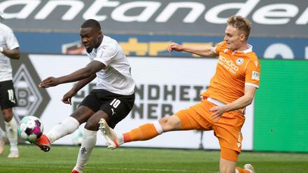 Marcus Thuram (links) hatte mit seinen Gladbachern leichtes Spiel gegen Bielefeld. 