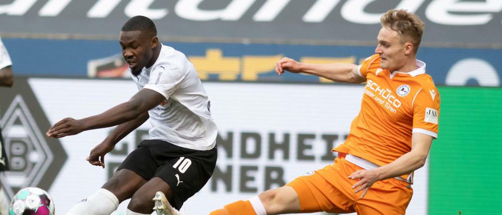 Marcus Thuram (links) hatte mit seinen Gladbachern leichtes Spiel gegen Bielefeld. 