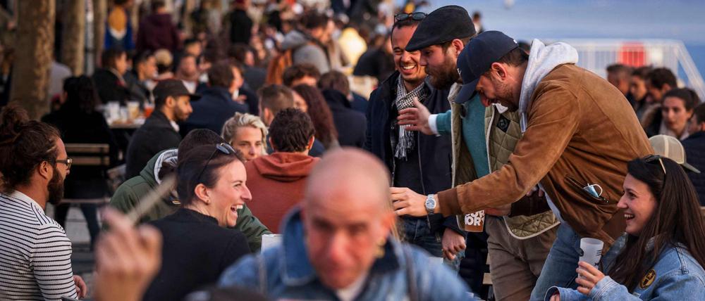 In Lausanne genießen die Menschen bereits seit dem 19.April die Außen-Gastronomie am Genfer See.