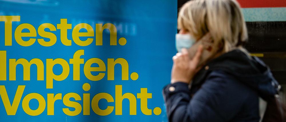Werbung für Anti-Corona-Maßnahmen in Berlin. Mehr Tests und Impfungen werden Vorsicht langsam weniger nötig machen.