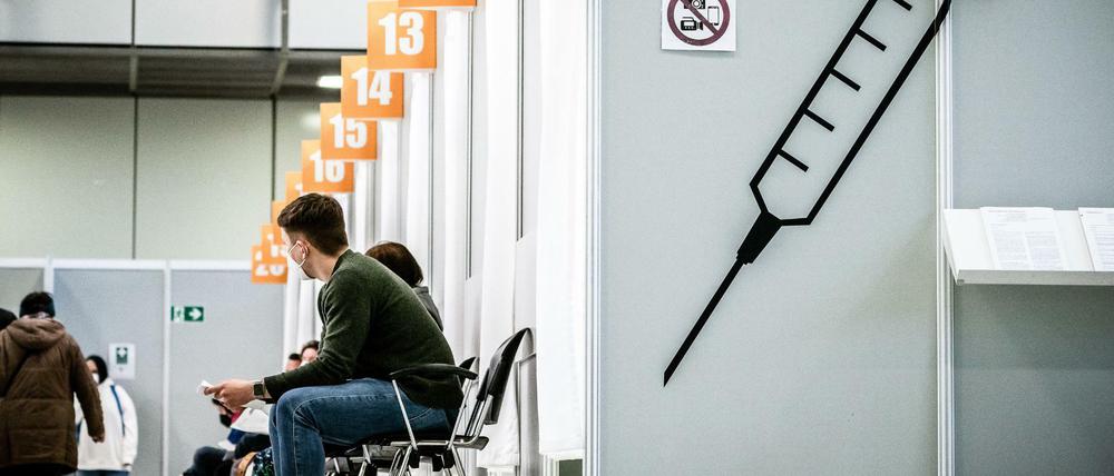 Wartende im Corona-Impfzentrum an der Messe Berlin