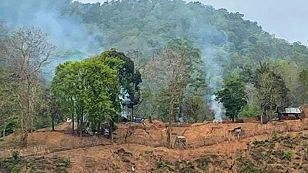 Qualm über einer Militärstation an der Grenze zwischen Myanmar und Thailand