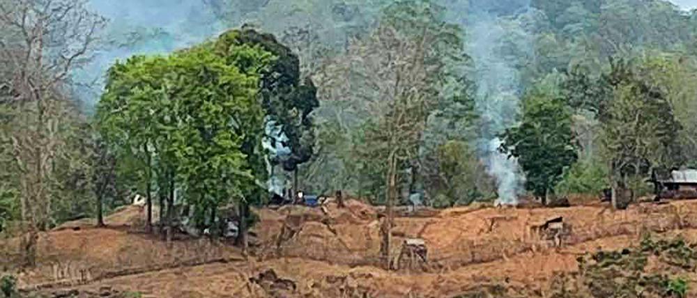 Qualm über einer Militärstation an der Grenze zwischen Myanmar und Thailand