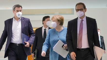 Bundeskanzlerin Angela Merkel (CDU) mit den Chefs der Ministerpräsidentenkonferenz, Markus Söder (CSU) und Michael Müller (SPD).