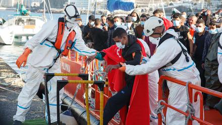 Gerettete Migranten bei der Ankunft in Gran Canaria (Archivbild) 