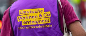 Seit zwei Monaten sammeln mit lilafarbenen Westen gekennzeichnete Unterstützer der Initiative "Deutsche Wohnen &amp; Co. enteignen" Unterschriften für einen Volksentscheid.