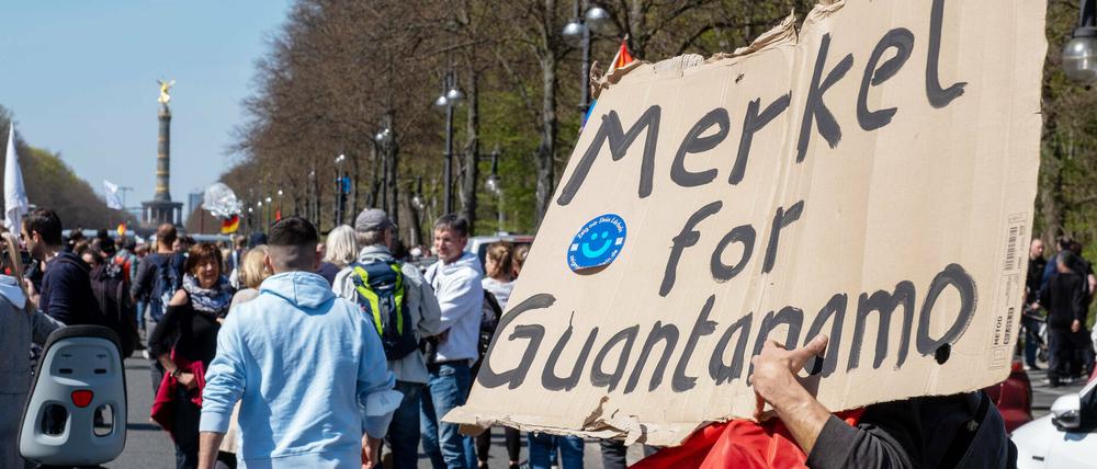 Am 21. April demonstrierten tausende Anhänger der Querdenken-Bewegung in Berlin gegen die Corona-Maßnahmen der Bundesregierung.