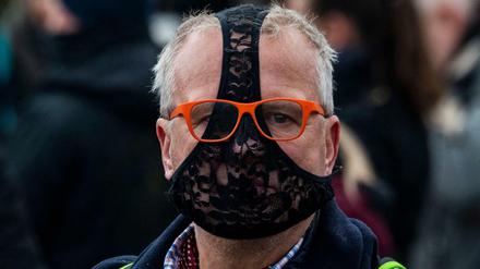 Ein Demonstrant in Berlin protestiert gegen die Corona-Politik