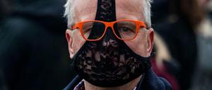 Ein Demonstrant in Berlin protestiert gegen die Corona-Politik