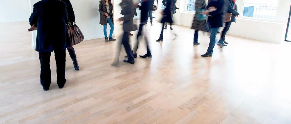 Das Gesetz bestimmt nicht, in welcher Form die Kaution zu erbringen ist, das ist vertraglich zu vereinbaren. Verbreitet sind Barkautionen, verpfändete Sparbücher oder Bürgschaften Dritter.