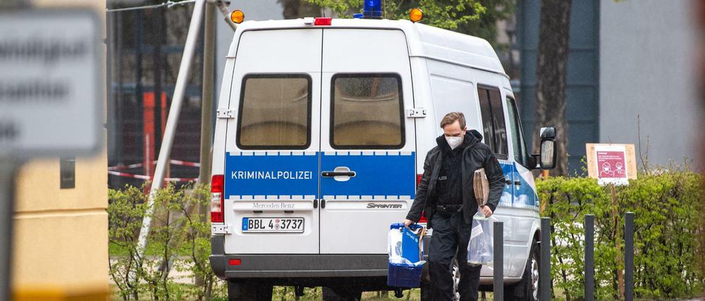 Ein Mitarbeiter der Kriminalpolizei auf dem Gelände der Potsdamer Klinik.