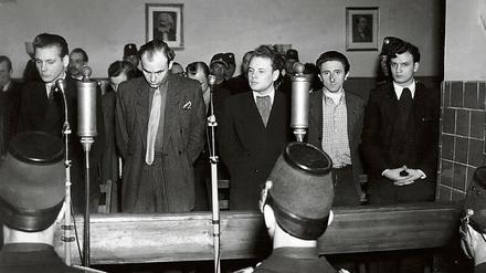 Lange Zeit hielt die Gladow-Bande die geteilte Berliner Nachkriegspolizei zum Narren, heißt es in der neuen Staffel der RBB-„Schicksalsjahre“. 1950 kam es doch zum Prozess. Ein Ost-Berliner Gericht verurteilte unter anderem Bandenchef Werner Gladow (Mitte) zum Tode. 