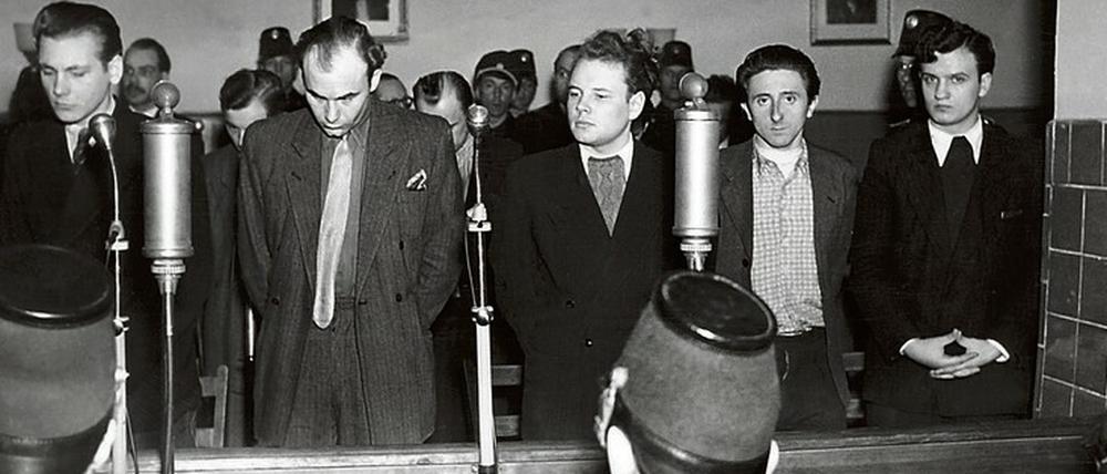 Lange Zeit hielt die Gladow-Bande die geteilte Berliner Nachkriegspolizei zum Narren, heißt es in der neuen Staffel der RBB-„Schicksalsjahre“. 1950 kam es doch zum Prozess. Ein Ost-Berliner Gericht verurteilte unter anderem Bandenchef Werner Gladow (Mitte) zum Tode.