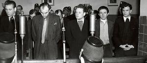 Lange Zeit hielt die Gladow-Bande die geteilte Berliner Nachkriegspolizei zum Narren, heißt es in der neuen Staffel der RBB-„Schicksalsjahre“. 1950 kam es doch zum Prozess. Ein Ost-Berliner Gericht verurteilte unter anderem Bandenchef Werner Gladow (Mitte) zum Tode. 