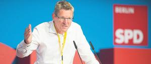 Dem Sozialdemokraten Christian Hoßbach wird die Nähe zur SPD vorgeworfen. Fast alle führenden DGB-Gewerkschafter sind SPD-Mitglied.