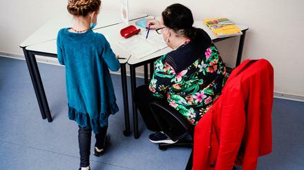 Eine Nachhilfelehrerin übt mit einem achtjährigen Mädchen in einer Nachhilfeschule.