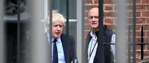Premierminister Boris Johnson (l.) und sein Sonderberater Dominic Cummings verlassen die Downing Street im Zentrum von London.