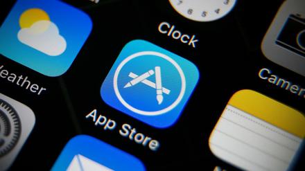 Icon des App Stores auf dem Schirm eines iPhones (Archivbild)