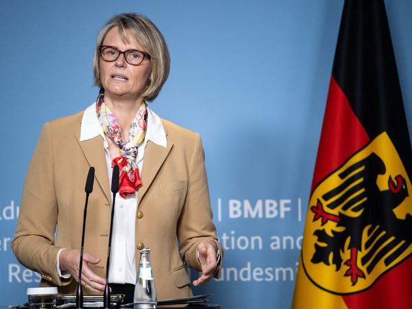 Anja Karliczek spricht bei einer Pressekonferenz in ihrem Ministerium.