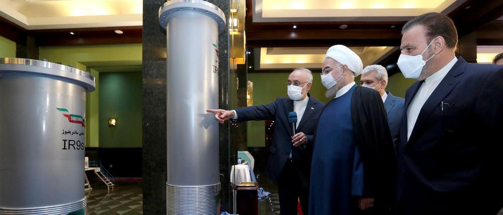 Irans Präsident Hassan Ruhani (2.v.r) mit dem Leiter der Atomenergie-Organisation des Iran, Ali Akbar Salehi (l), während des Besuchs einer Ausstellung über Irans Nukleartechnik.