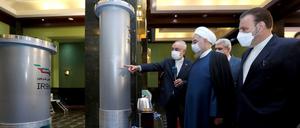 Irans Präsident Hassan Ruhani (2.v.r) mit dem Leiter der Atomenergie-Organisation des Iran, Ali Akbar Salehi (l), während des Besuchs einer Ausstellung über Irans Nukleartechnik.