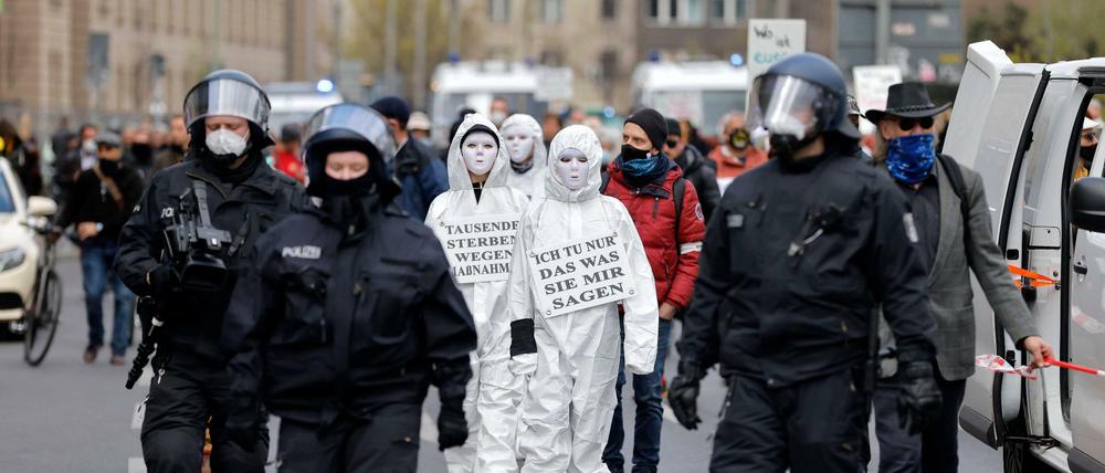 Eine Demonstration in Kreuzberg aus dem Kreis der Querdenker-Bewegung. 