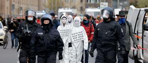 Eine Demonstration in Kreuzberg aus dem Kreis der Querdenker-Bewegung. 
