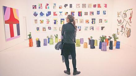 Eine Besucherin bei der Frieze. Die Londoner Kunstmesse ist eine der frühen Mitglieder der Gallery Climate Coalition.