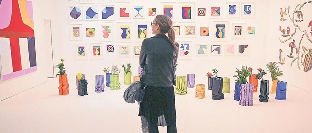 Eine Besucherin bei der Frieze. Die Londoner Kunstmesse ist eine der frühen Mitglieder der Gallery Climate Coalition.