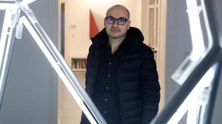 Albert Weis hinter seiner Lichtskulptur „parts (alaska)“, gefertigt aus Aluminium und Neon, in der Galerie Taubert.