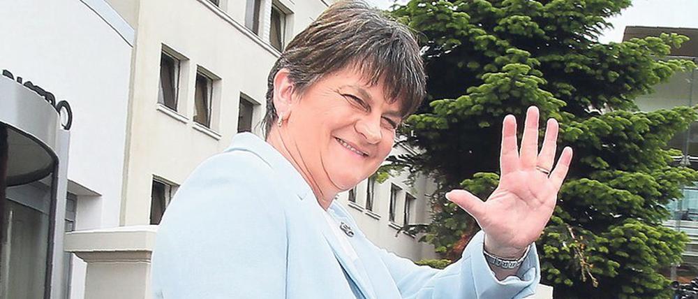 Good bye. Regierungschefin Arlene Foster muss gehen.