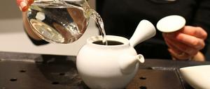 Teezeremonie. Ob man dabei schlürfen darf, hängt von der Gesellschaft ab.